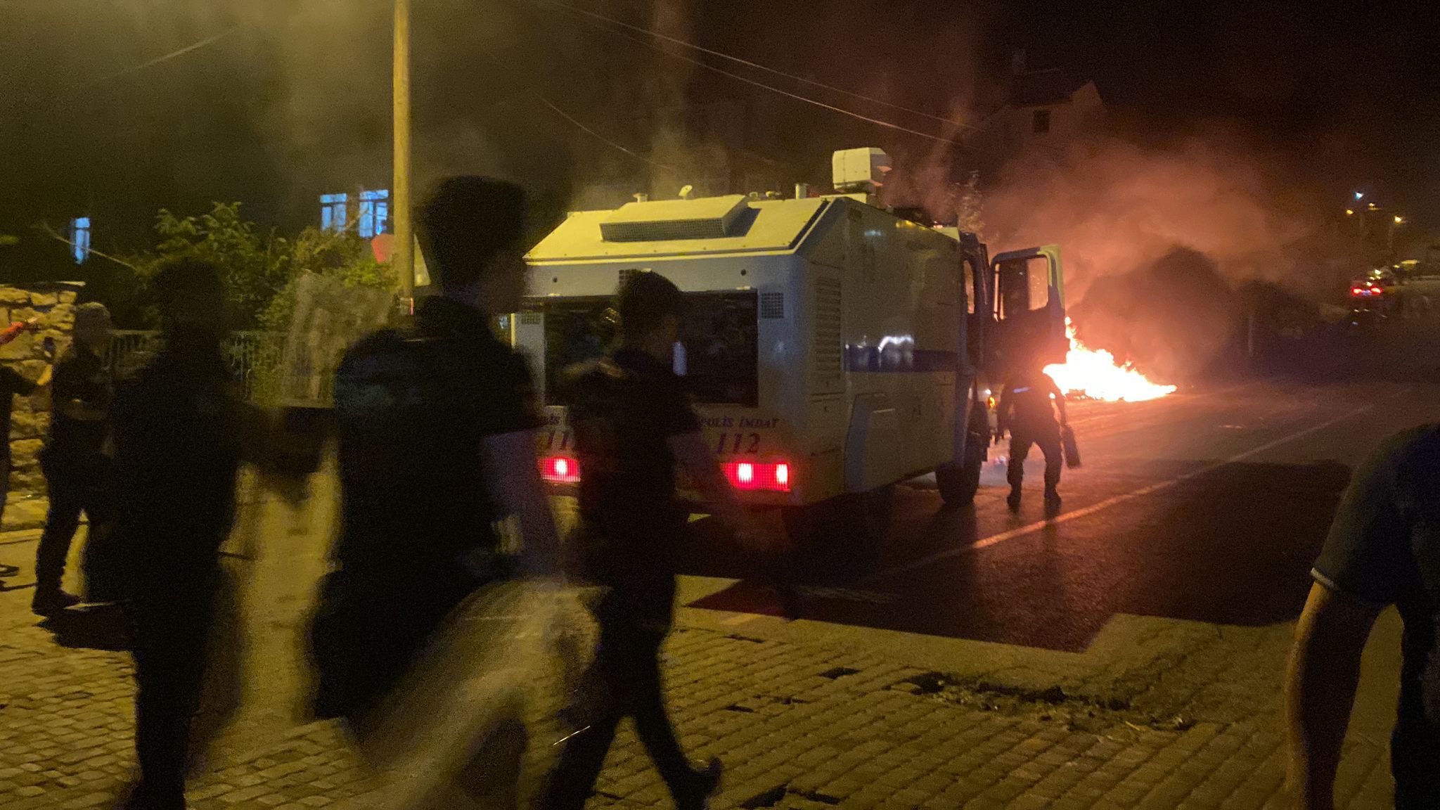 Danişmentgazi Mahallesi’nde meydana gelen olaylarda 5’i polis 6 kişi yaralandı